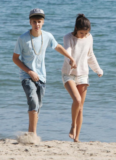 justin-bieber-selena-gomez-malibu-kiss-15 - Plaja Malibu---September 2011