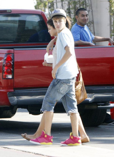 justin-bieber-selena-gomez-malibu-kiss-16 - Plaja Malibu---September 2011