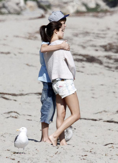 justin-bieber-selena-gomez-malibu-kiss-23 - Plaja Malibu---September 2011