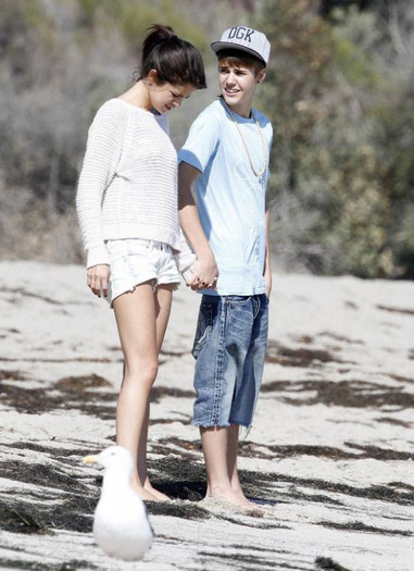 justin-bieber-selena-gomez-malibu-kiss-33 - Plaja Malibu---September 2011