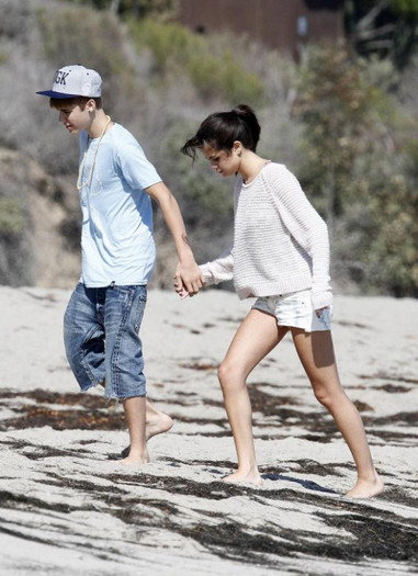 justin-bieber-selena-gomez-malibu-kiss-34