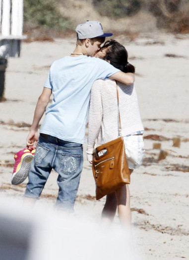 justin-bieber-selena-gomez-malibu-kiss-38