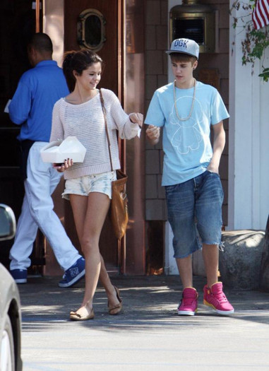 justin-bieber-selena-gomez-malibu-kiss-40