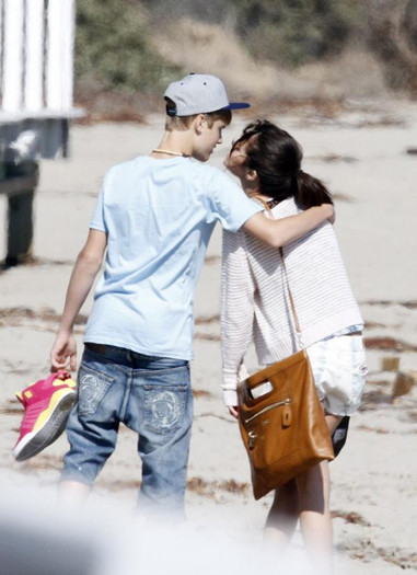 justin-bieber-selena-gomez-malibu-kiss-41 - Plaja Malibu---September 2011
