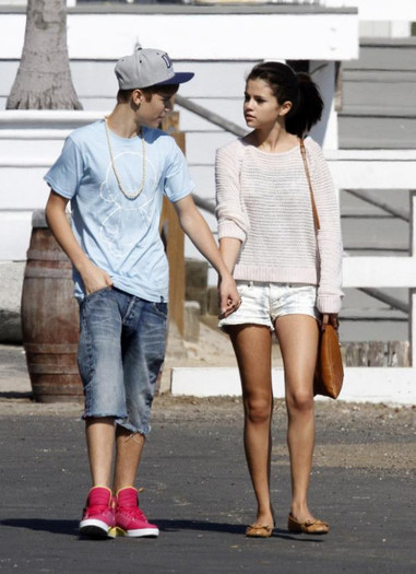 justin-bieber-selena-gomez-malibu-kiss-45