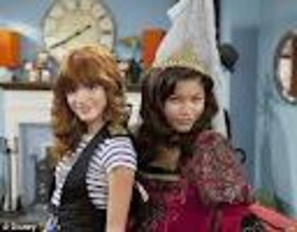  - Bella Thorne si Zendaya Coleman