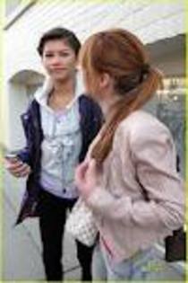  - Bella Thorne si Zendaya Coleman