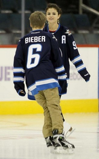 selena-justin-102211-5 - Jelena at Hockey---October 2011