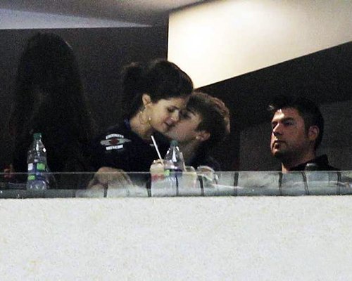 selena-justin-bieber - Jelena at Hockey---October 2011