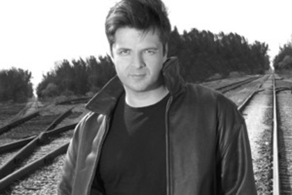 chica_ariel_bn_vias_de_tren