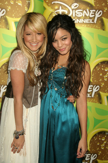 Vanessa si Ashley - VANESSA HUDGENS SI ASHLEY TISDALE