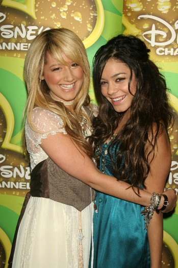 Vanessa si Ashley - VANESSA HUDGENS SI ASHLEY TISDALE