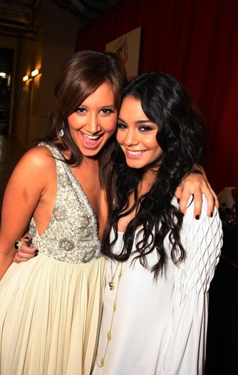 Vanessa si Ashley - VANESSA HUDGENS SI ASHLEY TISDALE