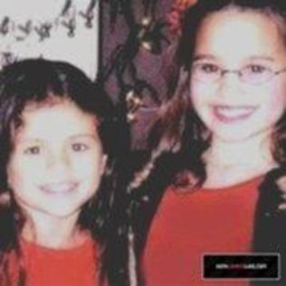 Copy (4) of sely si demz - Selena si Demi bune prietene inca de cand erau mici
