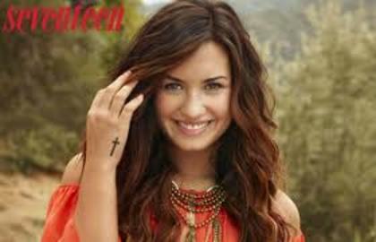 Poza pusa pe 4 ianuarie 2012 - Poze Demi Lovato 2012