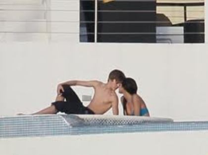 Selena Gomez & Justin Bieber; Selena Gomez si Justin Bieber impreuna!!!!!!!!!!!!!!!!!!!!!!!!!!!!!
