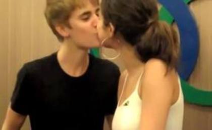 Selena Gomez & Justin Bieber; Sarut nebunesk:)))
