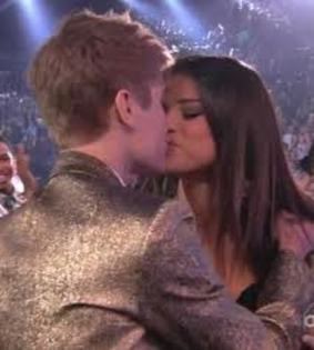 Selena Gomez & Justin Bieber; Un Sarut in publik!!
