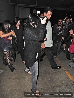 Demitzu (10) - Demitzu - 14 03 2011 - Arrives at LAX Airport