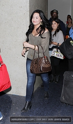 Demitzu (1) - Demitzu - 17 04 2011 - Arrives at LAX Airport