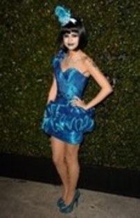 Selena in albastru ciudat (21)
