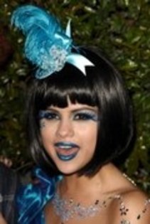 Selena in albastru ciudat (22)