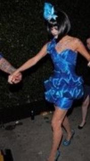 Selena in albastru ciudat (30)