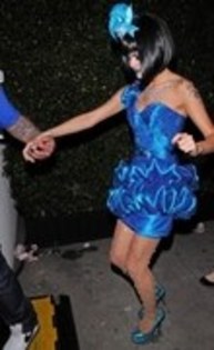 Selena in albastru ciudat (34)
