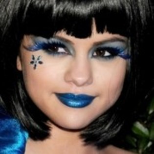 Selena in albastru ciudat (37)