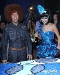 Selena in albastru ciudat (40)