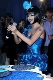 Selena in albastru ciudat (48)