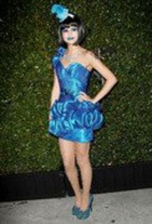 Selena in albastru ciudat (2) - club selena gomez