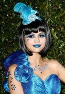 Selena in albastru ciudat (3)