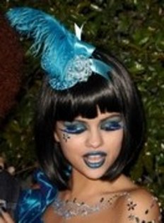 Selena in albastru ciudat (24) - club selena gomez