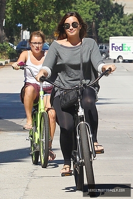 Demitzu (11) - Demitzu - 25 08 2011 - Rides her bike to Mel Diner in Los Angeles CA