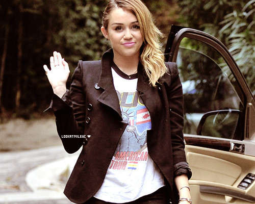 1320717801487_f_large - miley-cyrus 1