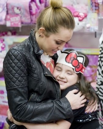 background%2520(13)_large - miley-cyrus 1