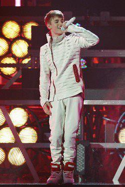 377584_203589319718727_147724818638511_474982_1126963471_n_large - Justin Bieber 4