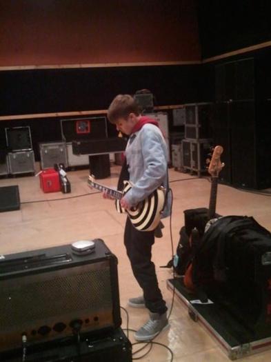 377675_314640161880300_181249531886031_1366689_619726687_n - Justin Bieber 4