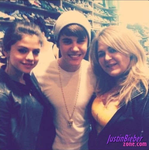justin-bieber-selena-urban-outfitter1