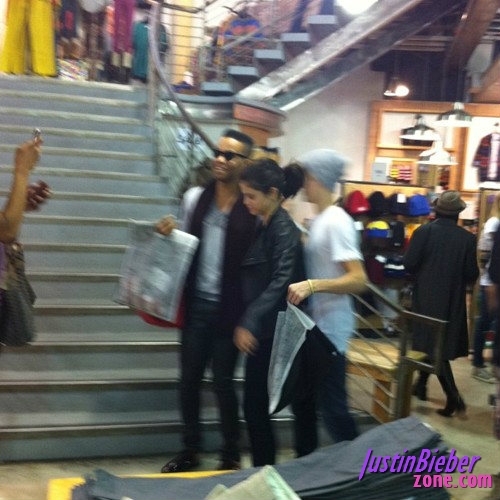 justin-selena-gomez-urban-outfitter