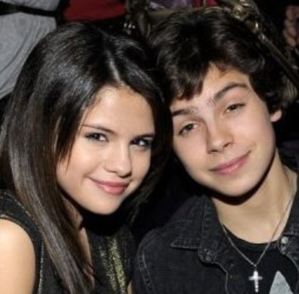 165265_141794442542900_119049044817440_200278_4081982_n - Selena Gomez 2