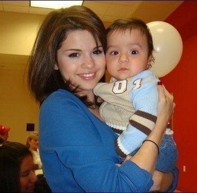 166691_142561932466151_119049044817440_204946_2243683_n - Selena Gomez 2