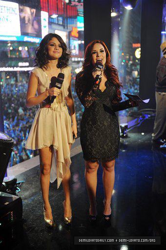 2 - MTV NYE Selena and Demi---31 December 2012
