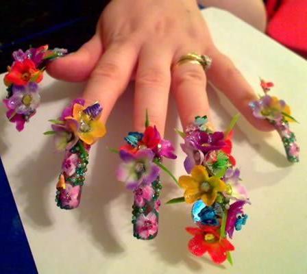 thumb_desi-arata-superb-aceste-fete-nu-isi-pot-folosi-mainile-prea-mult-vezi-ce-si-au-facut-pe-unghi - Vezi ce si-au facut pe unghii