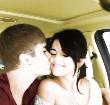 Selena_si_Justin[1] - selena gomez si justin bieber kiss
