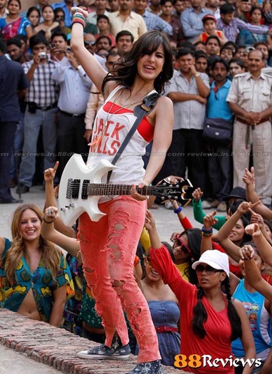 Katrina-Kaif-Hot-On-The-Sets-Of-Mere-Brother-Ki-Dulhan-Pics-1