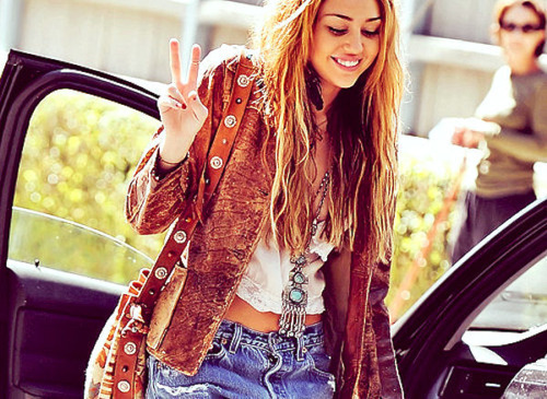 36936423_XOHURYHZT - Miley Cyrus descopera cum e sa ai o viata simpla