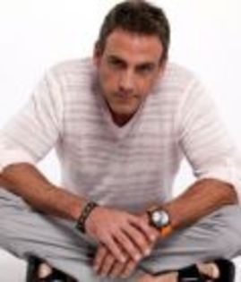 17 - Carlos Ponce