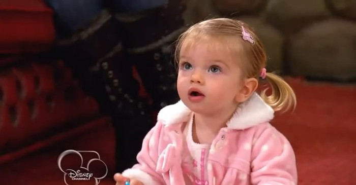 Mia te uita a detene?(Mia se uita la desene?)